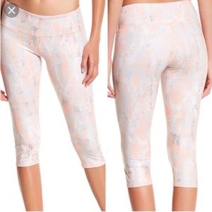 ALO yoga crops in peach python
